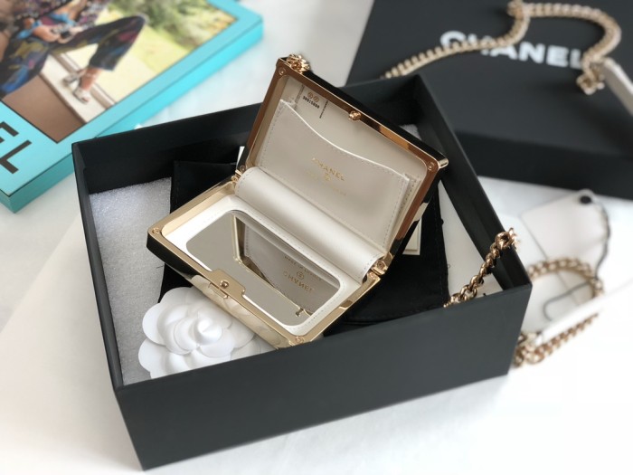 Handbag Chanel  size  11*7.5*2.4 cm