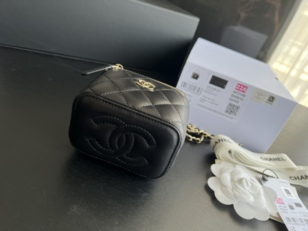  Handbag   Chanel AP2198 size  11cmx8.5cmx7 cm