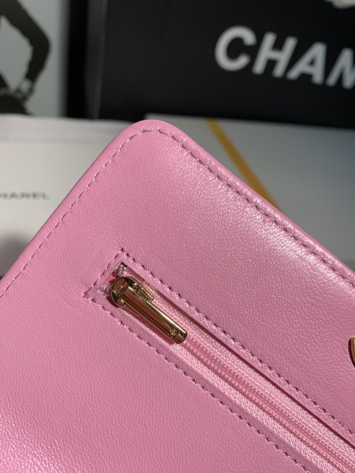  Handbag  Chanel  size  12*19*3.5 cm