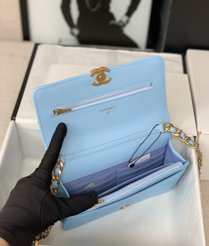 Handbag  Chanel  size  12*19*3.5 cm