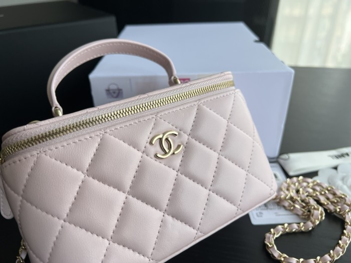  Handbag   Chanel AP2199  size  17cmx9.5cmx8 cm 