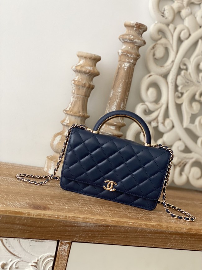  Handbag   Chanel  81207  size 19 cm 