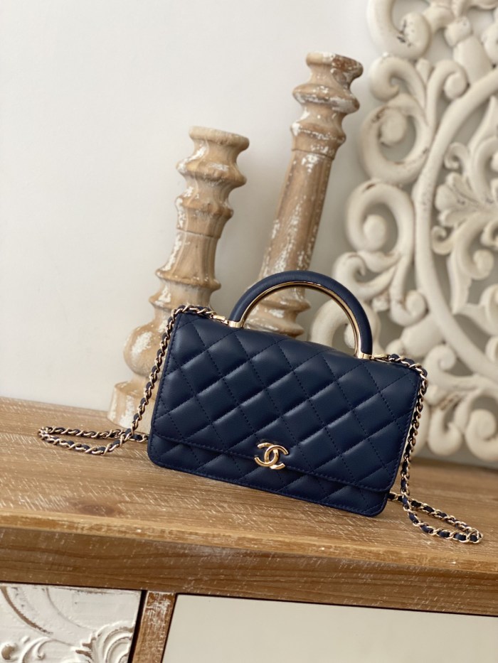  Handbag   Chanel  81207  size 19 cm 