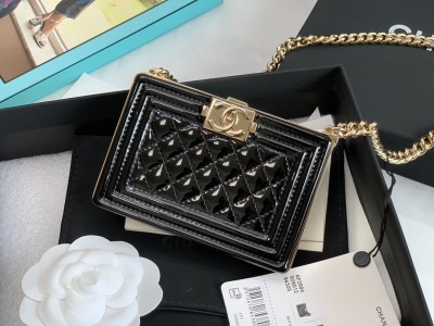 Handbag Chanel  size  11*7.5*2.4 cm