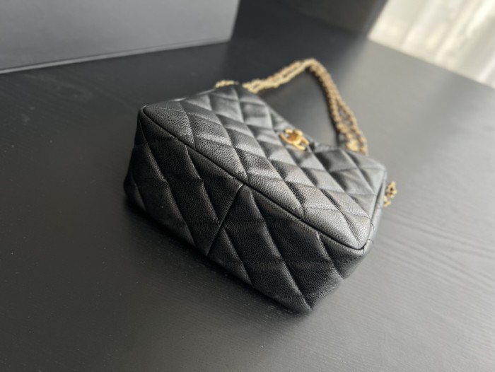  Handbag   Chanel   3223  size  16cmx19cmx8 cm