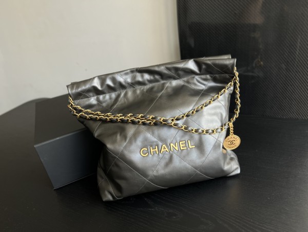 Handbag   Chanel  size  39cmx42cmx8 cm