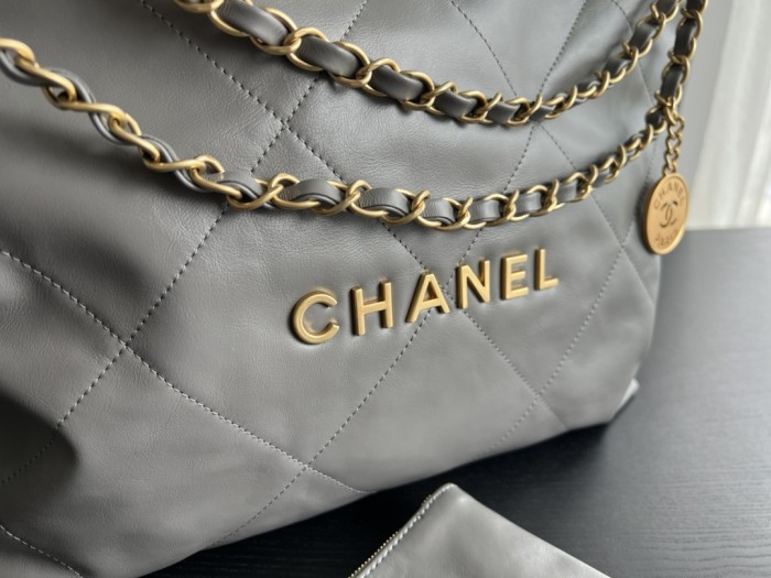  Handbag  Chanel  size  35cmx37cmx7 cm