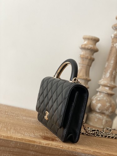  Handbag   Chanel 81207  size  19 cm  