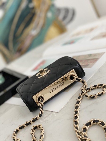  Handbag  Chanel 82768  size  12.5 2.5 9 cm