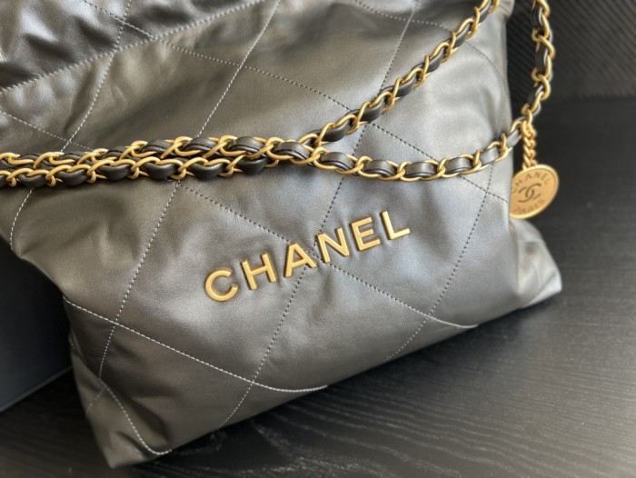 Handbag   Chanel  size  39cmx42cmx8 cm