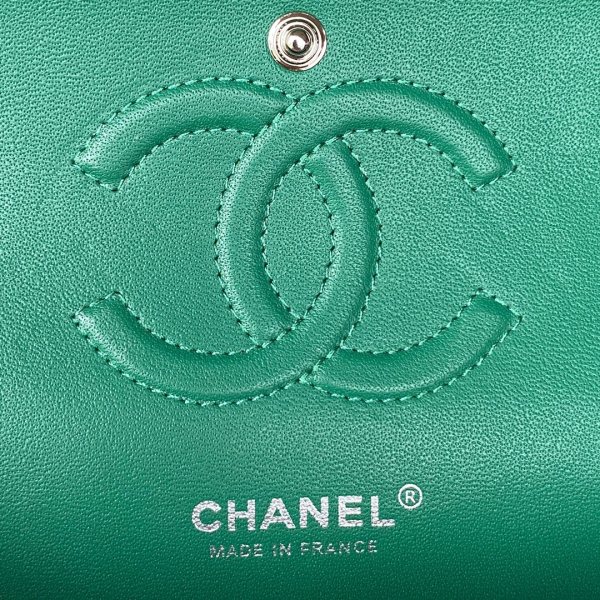  Handbag   Chanel A01112  size  15.5x25.5x6.5 cm  
