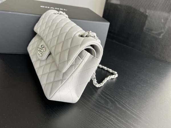 Handbag  Chanel  size 23 cm