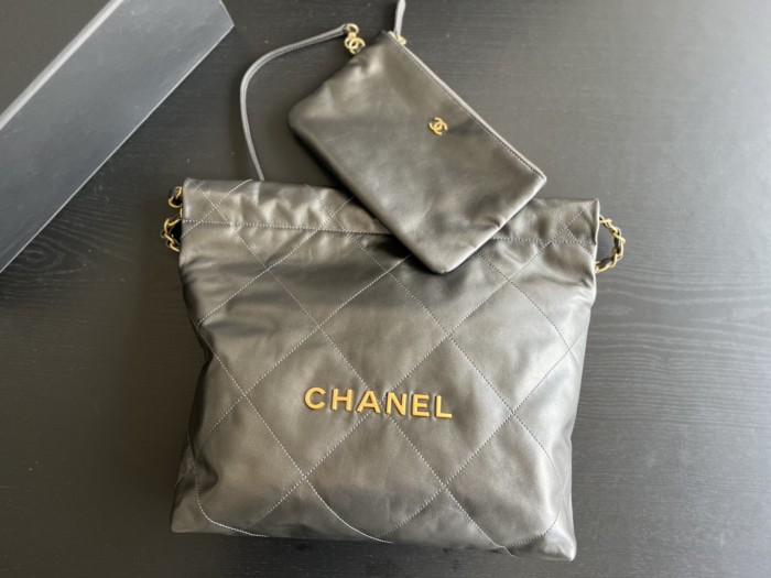 Handbag   Chanel  size  39cmx42cmx8 cm