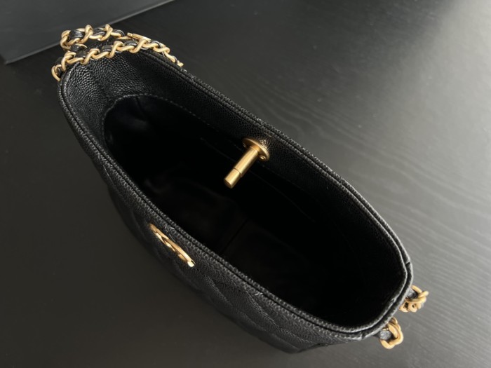  Handbag   Chanel   3223  size  16cmx19cmx8 cm