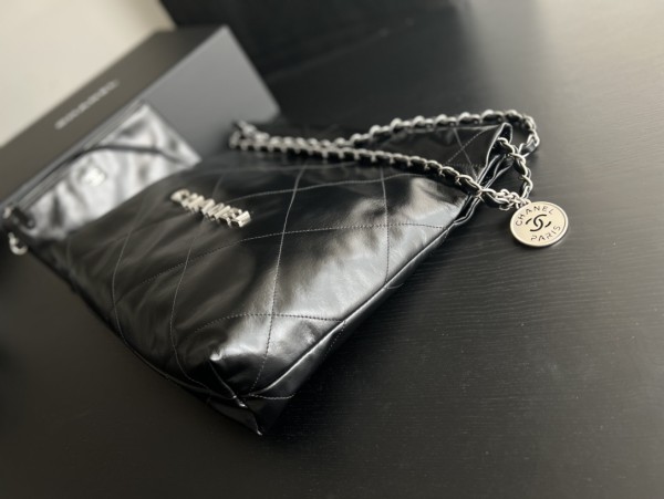  Handbag  Chanel  size  35cmx37cmx7 cm