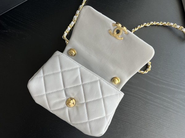 Handbag  Chanel   3366  size  17cmx8.5cmx11.5 cm