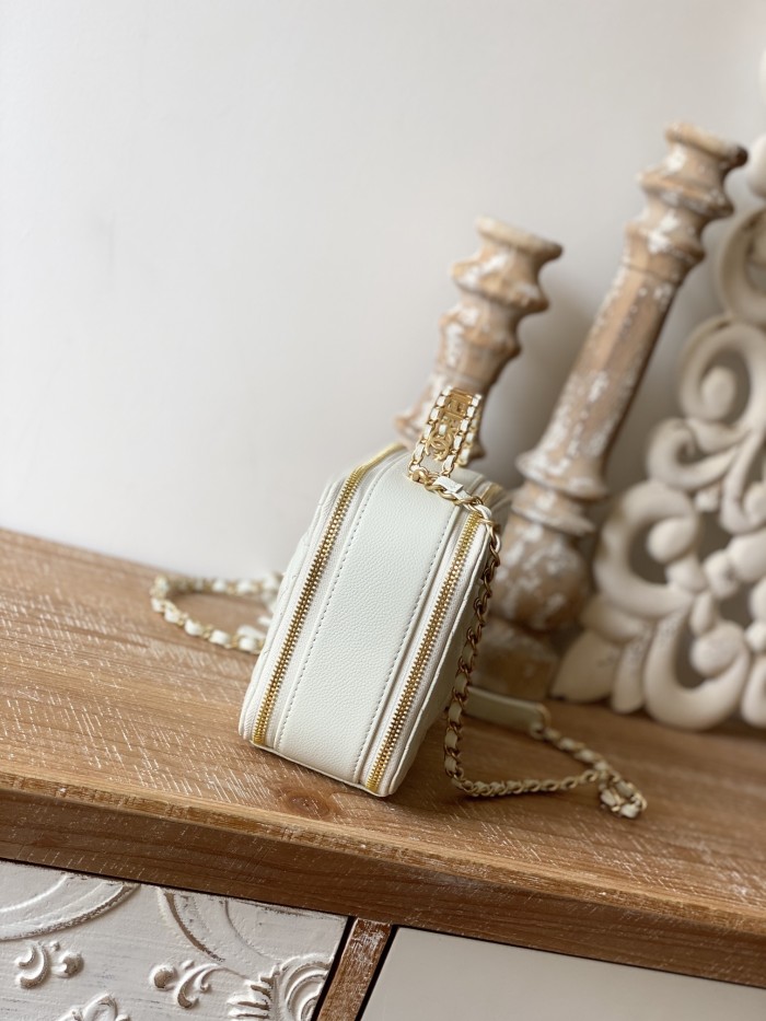  Handbag   Chanel  AP3222  size 19*13.5*7  cm