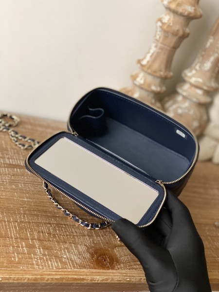  Handbag   Chanel  81208 size 9.5 17 8 cm