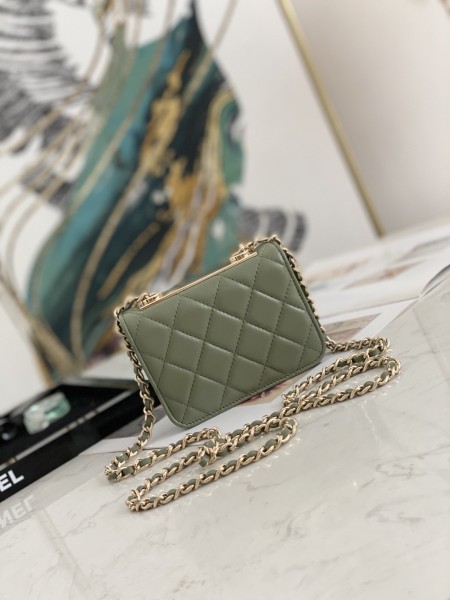  Handbag  Chanel  82768  size  12.5 2.5 9 cm