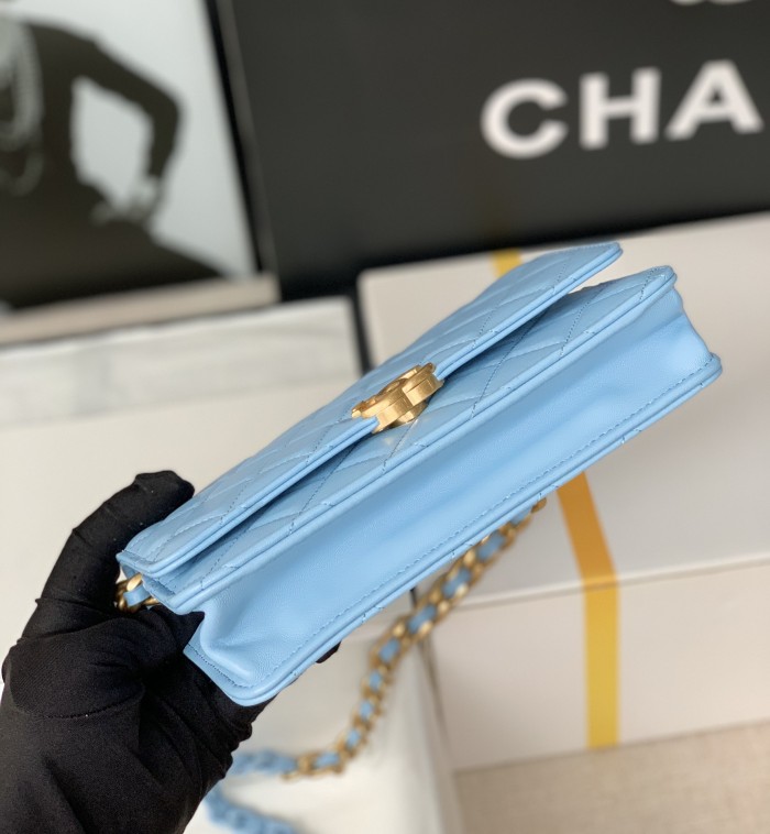 Handbag  Chanel  size  12*19*3.5 cm