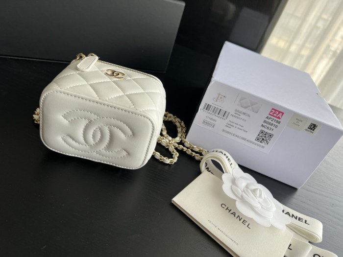  Handbag   Chanel  AP2198  size  11cmx8.5cmx7 cm