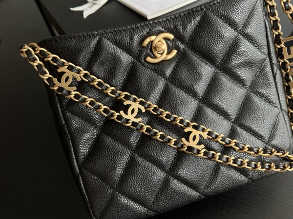  Handbag   Chanel   3223  size  16cmx19cmx8 cm