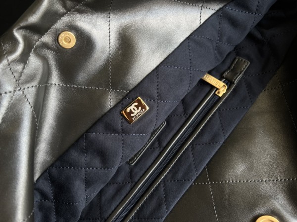 Handbag   Chanel  size  39cmx42cmx8 cm