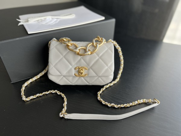 Handbag  Chanel   3366  size  17cmx8.5cmx11.5 cm
