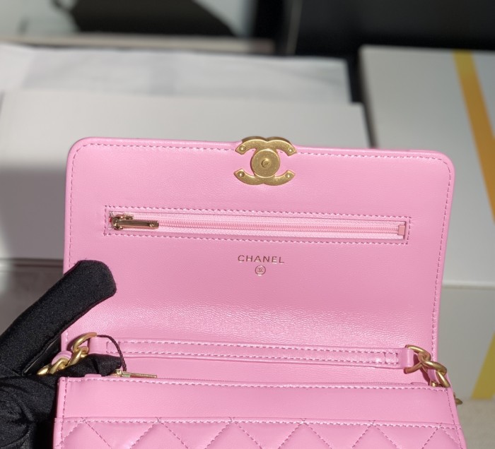  Handbag  Chanel  size  12*19*3.5 cm