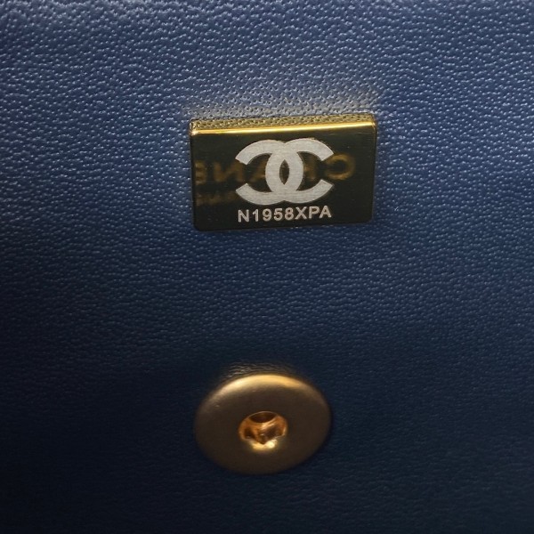  Handbag  Chanel  AS2431  size  20x12x6 cm
