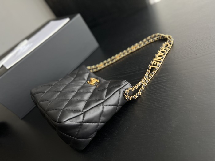  Handbag   Chanel  3223  size  16cmx19cmx8 cm