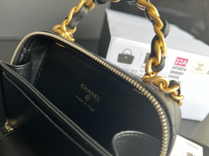  Handbag  Chanel AP2874  size 13.5cmx8.5cmx6 cm