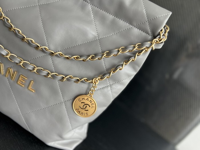  Handbag  Chanel  size  35cmx37cmx7 cm