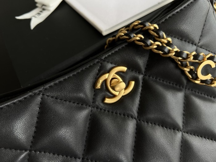  Handbag   Chanel  3223  size  16cmx19cmx8 cm