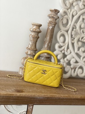  Handbag   Chanel  81208  size  9.5 17 8 cm