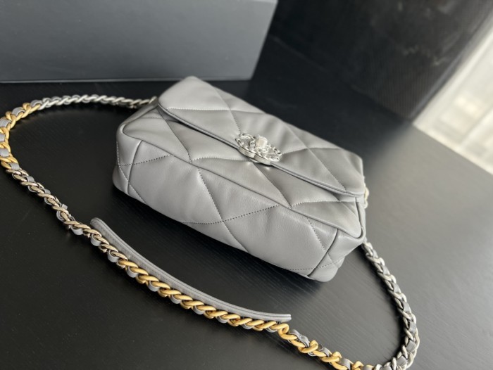  Handbag   Chanel 1160  size  26cmx16cmx9 cm 