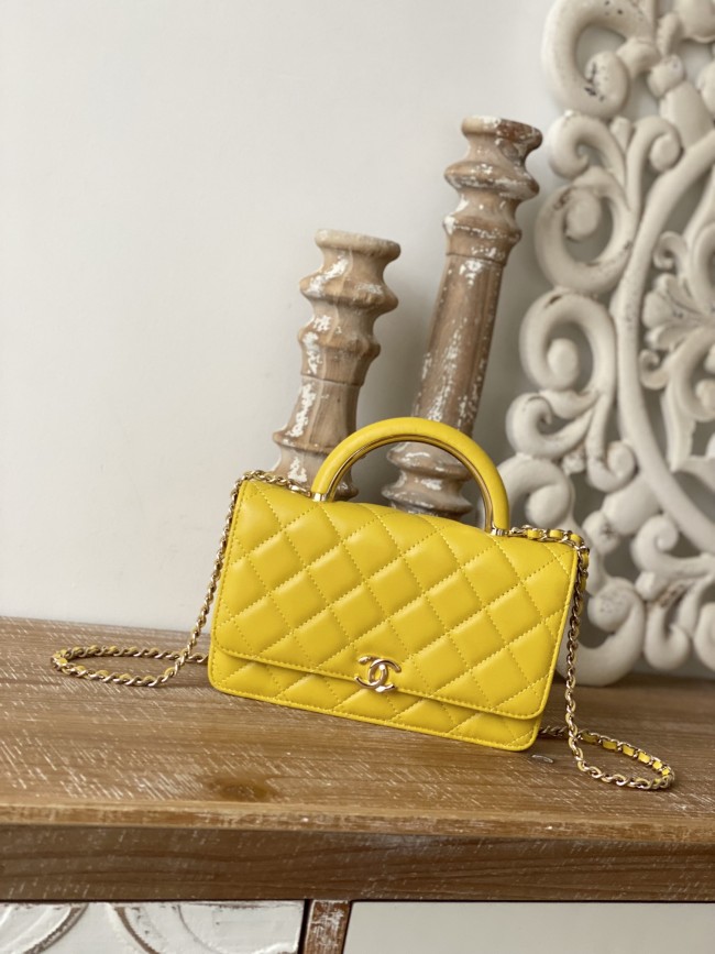  Handbag   Chanel  81207  size  19 cm 