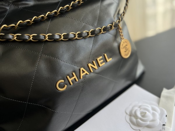 Handbag   Chanel   size   39cmx42cmx8 cm