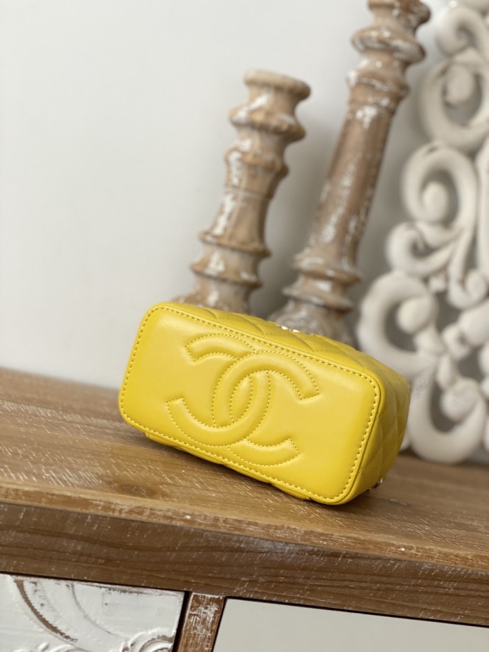  Handbag   Chanel  81208  size  9.5 17 8 cm