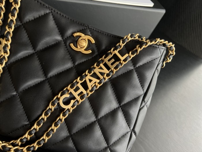  Handbag   Chanel  3223  size  16cmx19cmx8 cm