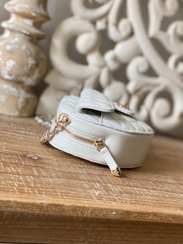  Handbag   Chanel 81203 size  12×13×5.5 cm