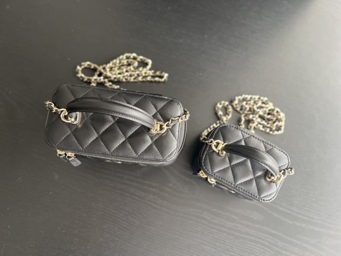  Handbag   Chanel   size  17 cm