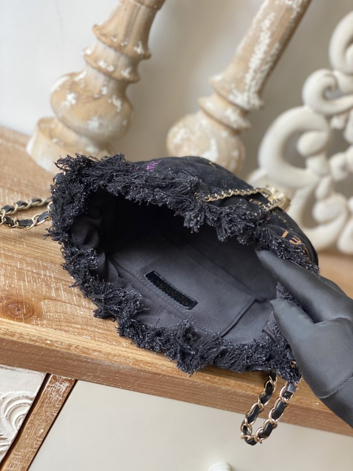  Handbag  Chanel 2603 size  11x15x10 cm