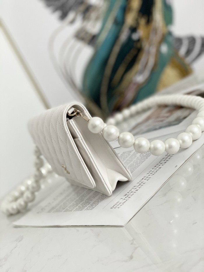  Handbag   Chanel  81028  size  19 cm