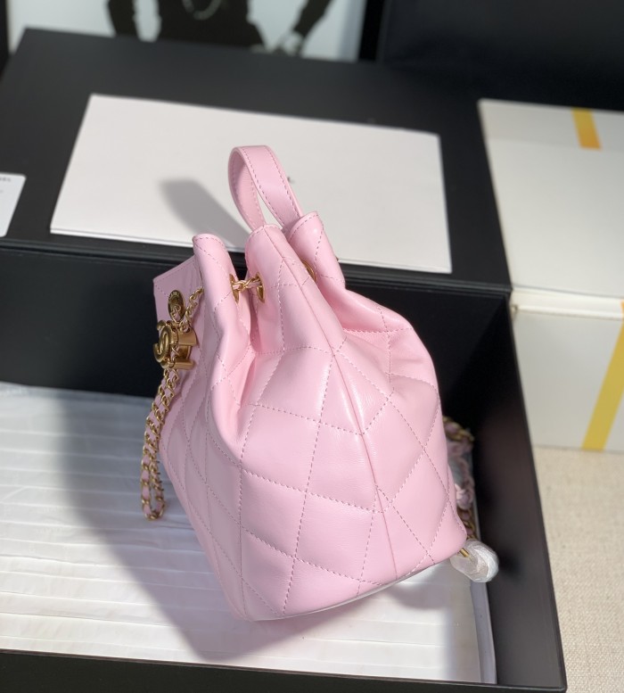  Handbag   Chanel  size  13*19 cm