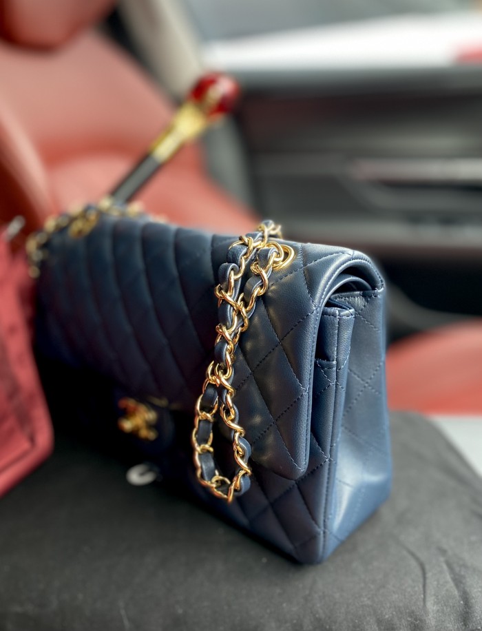 Handbag  Chanel  A01112  size  25.5*15.5*6.5  cm