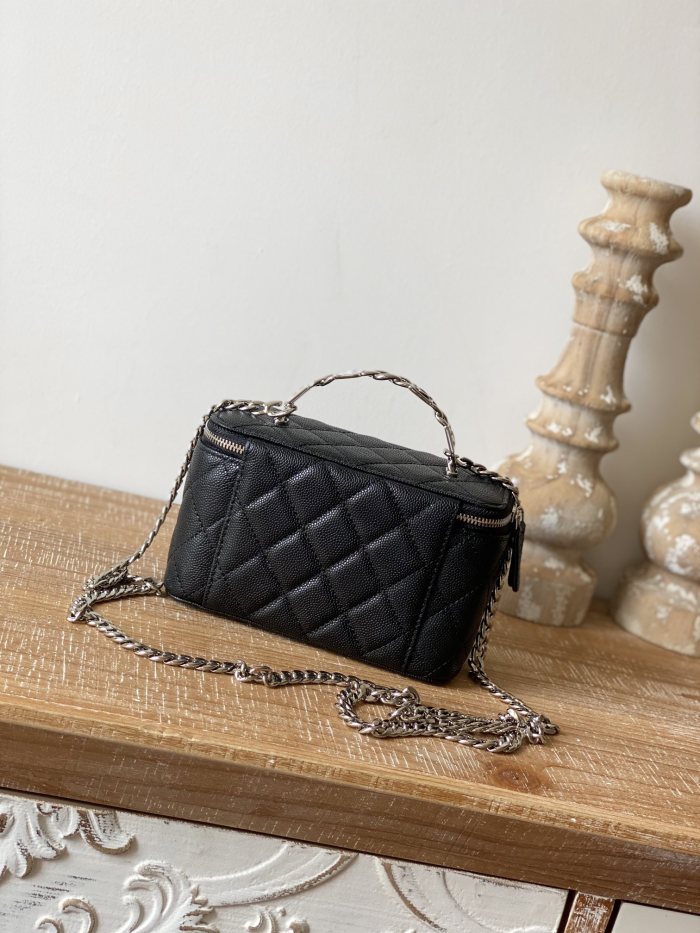  Handbag   Chanel  81199  size  17 cm