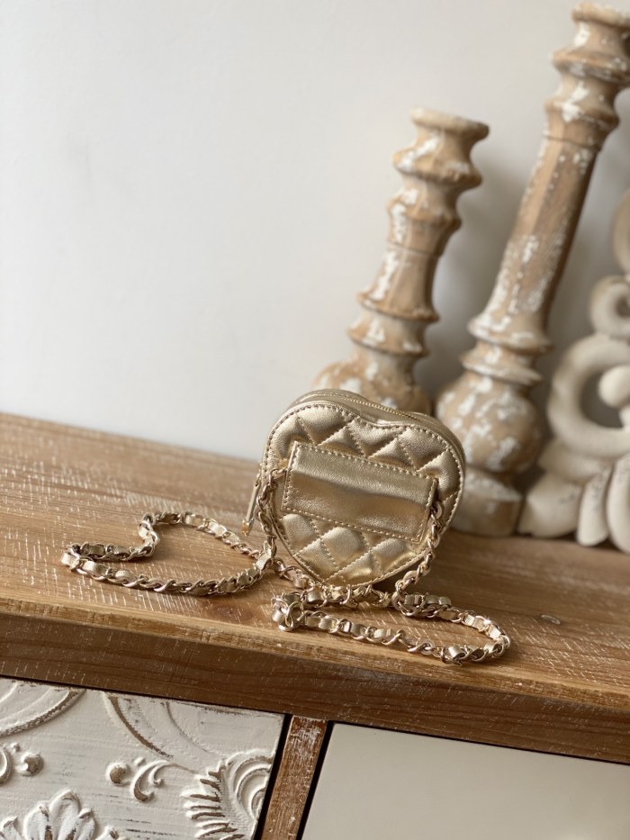  Handbag   Chanel  81202  size  8.5×11×5.5 cm