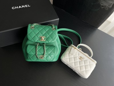  Handbag   Chanel  2908  size 18cmx18cmx12 cm
