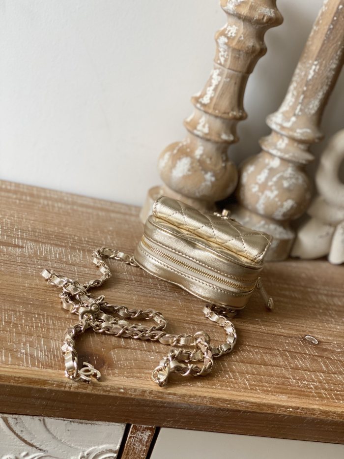  Handbag   Chanel  81202  size  8.5×11×5.5 cm